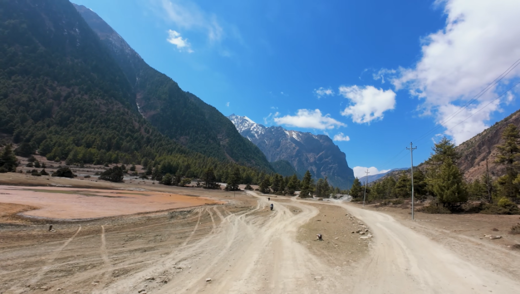 Trek to Chame (2,670 m)